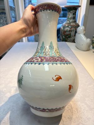 A Chinese famille rose vase with floral design, Hongxian mark and of the period — photo 5
