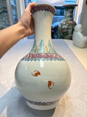 A Chinese famille rose vase with floral design, Hongxian mark and of the period — photo 6