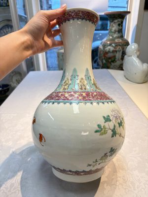 A Chinese famille rose vase with floral design, Hongxian mark and of the period — photo 7