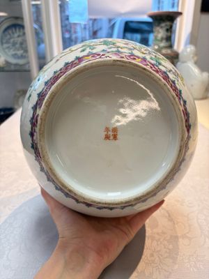 A Chinese famille rose vase with floral design, Hongxian mark and of the period — photo 9