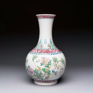 A Chinese famille rose vase with floral design, Hongxian mark and of the period — photo 1