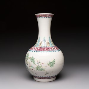 A Chinese famille rose vase with floral design, Hongxian mark and of the period — photo 2