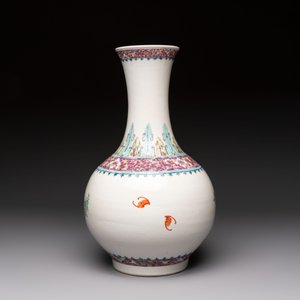 A Chinese famille rose vase with floral design, Hongxian mark and of the period — photo 3