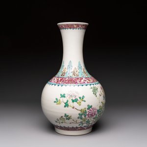 A Chinese famille rose vase with floral design, Hongxian mark and of the period — photo 4