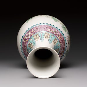 A Chinese famille rose vase with floral design, Hongxian mark and of the period — photo 5