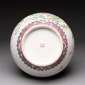 A Chinese famille rose vase with floral design, Hongxian mark and of the period — photo 6