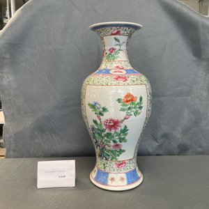 A Chinese famille rose vase with floral design, Hongxian mark, Republic — photo 8