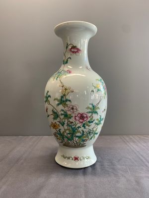 A Chinese famille rose vase with floral design, Qianlong mark, 19/20th C. — 照片 1
