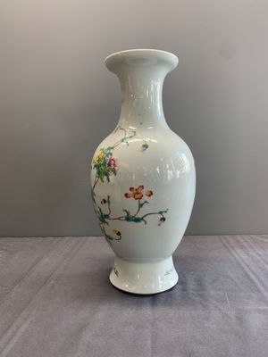 A Chinese famille rose vase with floral design, Qianlong mark, 19/20th C. — 照片 2