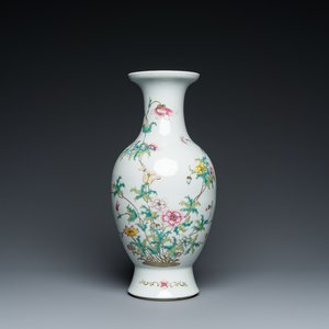 A Chinese famille rose vase with floral design, Qianlong mark, 19/20th C. — 照片 1