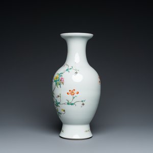 A Chinese famille rose vase with floral design, Qianlong mark, 19/20th C. — 照片 2