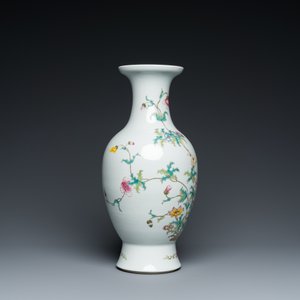 A Chinese famille rose vase with floral design, Qianlong mark, 19/20th C. — 照片 4
