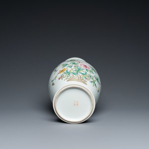 A Chinese famille rose vase with floral design, Qianlong mark, 19/20th C. — 照片 5