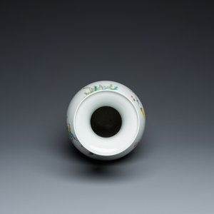 A Chinese famille rose vase with floral design, Qianlong mark, 19/20th C. — 照片 6