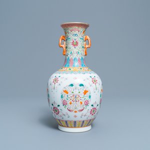 A Chinese famille rose vase with floral design, Qianlong mark, Republic — 照片 1