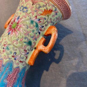 A Chinese famille rose vase with floral design, Qianlong mark, Republic — 照片 12