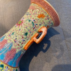 A Chinese famille rose vase with floral design, Qianlong mark, Republic — 照片 14