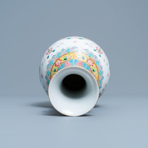 A Chinese famille rose vase with floral design, Qianlong mark, Republic — 照片 5