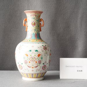 A Chinese famille rose vase with floral design, Qianlong mark, Republic — 照片 8