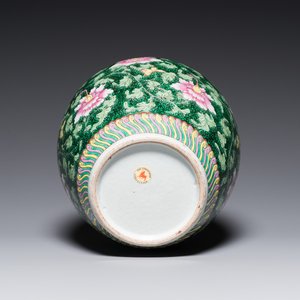 A Chinese famille rose vase with floral sprigs, 19/20th C. — photo 5