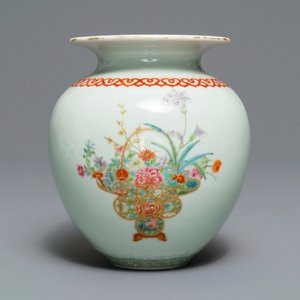 A Chinese famille rose vase with flower vases, Qianlong mark, Republic — 照片 1