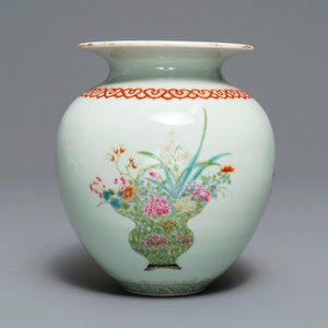 A Chinese famille rose vase with flower vases, Qianlong mark, Republic — 照片 3