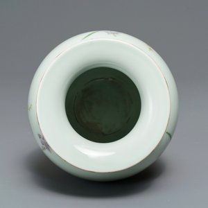 A Chinese famille rose vase with flower vases, Qianlong mark, Republic — 照片 4