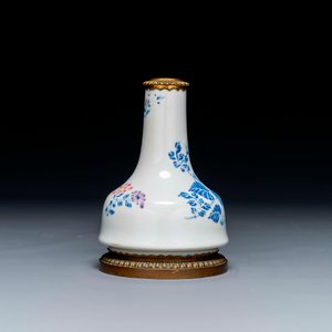 A Chinese famille rose vase with gilt bronze mounts, Escalier de Cristal, Paris, Yongzheng — photo 3