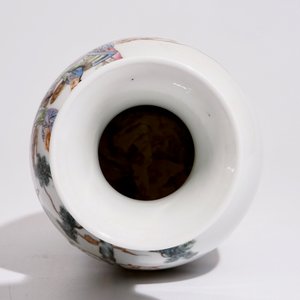 A Chinese famille rose vase with immortals, Ju Ren Tang mark, 20th C. — 照片 5