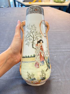 A Chinese famille rose vase with ladies in a garden, Qianlong mark, 19/20th C. — 照片 1