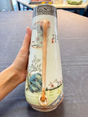 A Chinese famille rose vase with ladies in a garden, Qianlong mark, 19/20th C. — 照片 2