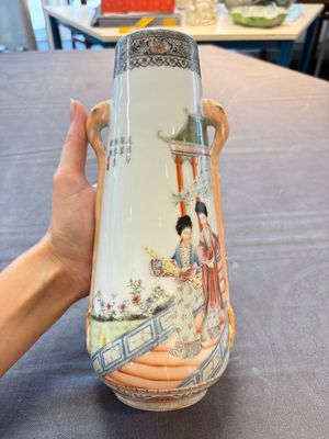 A Chinese famille rose vase with ladies in a garden, Qianlong mark, 19/20th C. — 照片 3