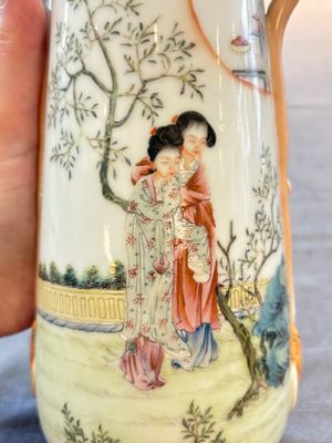 A Chinese famille rose vase with ladies in a garden, Qianlong mark, 19/20th C. — 照片 7