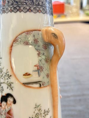 A Chinese famille rose vase with ladies in a garden, Qianlong mark, 19/20th C. — 照片 8