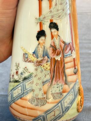 A Chinese famille rose vase with ladies in a garden, Qianlong mark, 19/20th C. — 照片 10