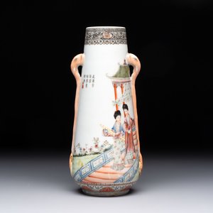 A Chinese famille rose vase with ladies in a garden, Qianlong mark, 19/20th C. — 照片 1