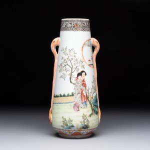 A Chinese famille rose vase with ladies in a garden, Qianlong mark, 19/20th C. — 照片 3