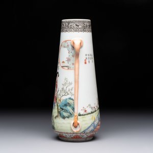 A Chinese famille rose vase with ladies in a garden, Qianlong mark, 19/20th C. — 照片 4