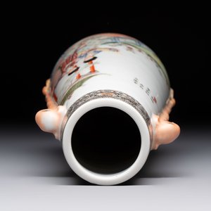 A Chinese famille rose vase with ladies in a garden, Qianlong mark, 19/20th C. — 照片 5