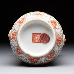 A Chinese famille rose vase with ladies in a garden, Qianlong mark, 19/20th C. — 照片 6