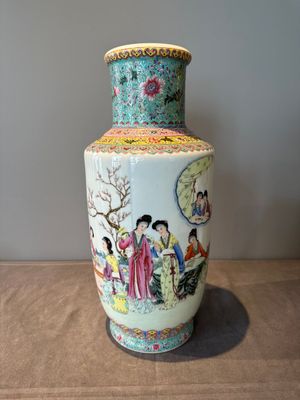 A Chinese famille rose vase with ladies in a garden, Qianlong mark, 20th C. — foto 1