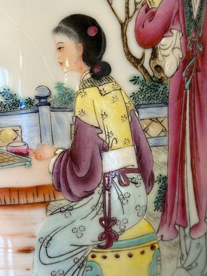 A Chinese famille rose vase with ladies in a garden, Qianlong mark, 20th C. — foto 11