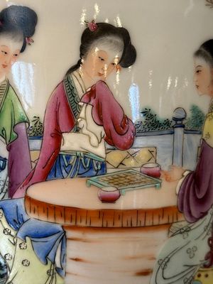 A Chinese famille rose vase with ladies in a garden, Qianlong mark, 20th C. — foto 12