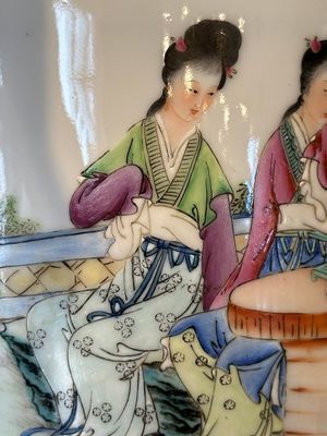 A Chinese famille rose vase with ladies in a garden, Qianlong mark, 20th C. — foto 13