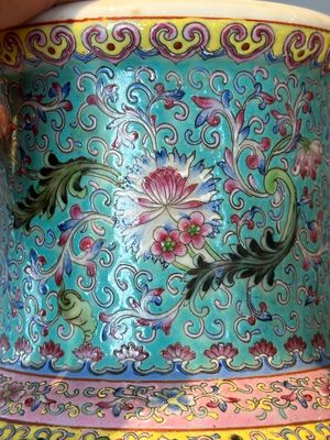 A Chinese famille rose vase with ladies in a garden, Qianlong mark, 20th C. — foto 16