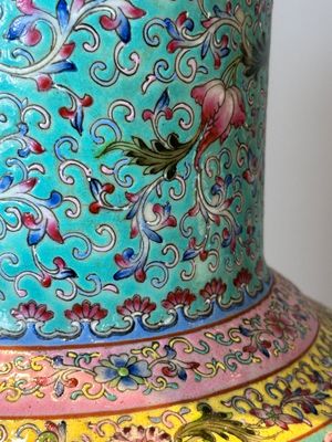 A Chinese famille rose vase with ladies in a garden, Qianlong mark, 20th C. — foto 17
