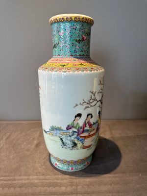 A Chinese famille rose vase with ladies in a garden, Qianlong mark, 20th C. — foto 2