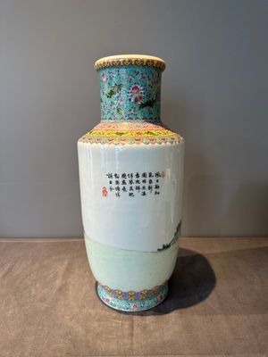 A Chinese famille rose vase with ladies in a garden, Qianlong mark, 20th C. — foto 3