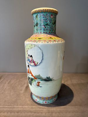 A Chinese famille rose vase with ladies in a garden, Qianlong mark, 20th C. — foto 4