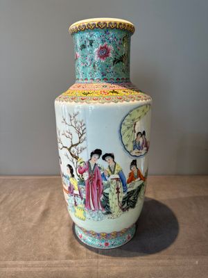 A Chinese famille rose vase with ladies in a garden, Qianlong mark, 20th C. — foto 5